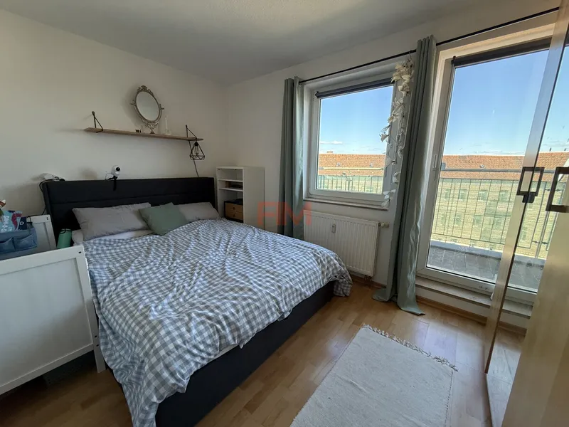 2-Zimmer Dachgeschoss mit zwei Balkonen mitten im Friedrichshainer Kiez -befristet bis Sommer 2027 — photo 1
